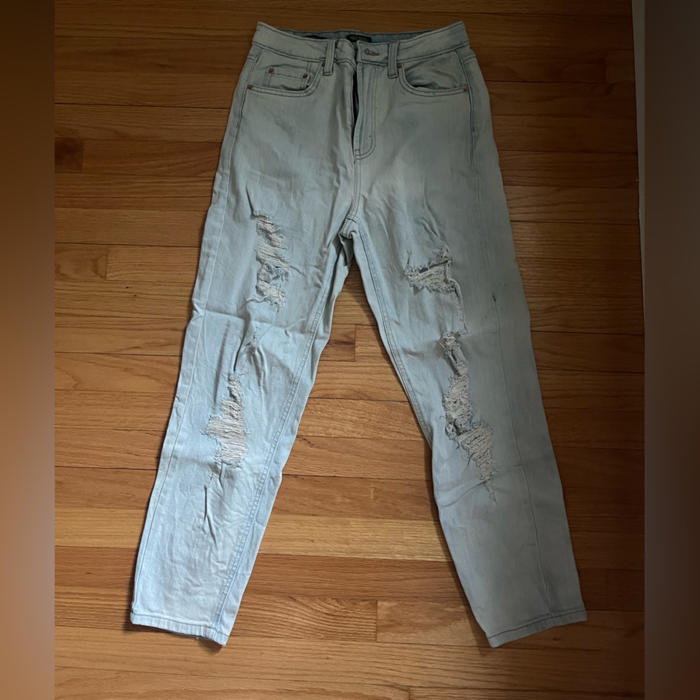 WILD FABLE RIPPED JEANS. SIZE 4